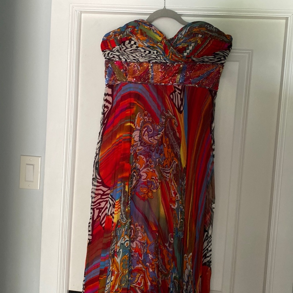 This is the kind of gown that you don’t find anymore, colorful and bright